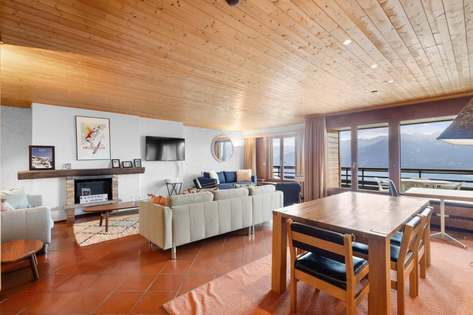 Communal lounge/ TV room, Living room
