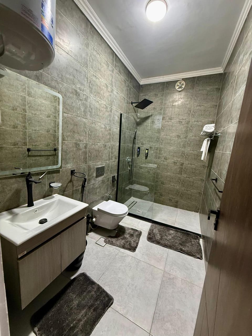 Shower, Toilet