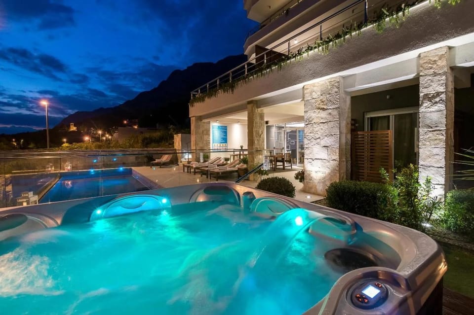 Patio, Night, Natural landscape, Hot Tub, Mountain view, Pool view, Swimming pool, sunbed