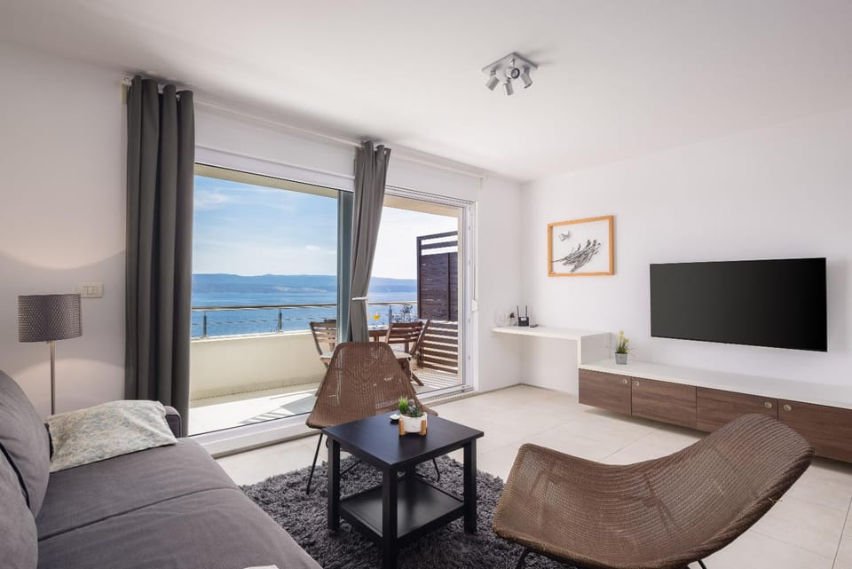 Bed, Natural landscape, TV and multimedia, Living room, Seating area, Evening entertainment, Bedroom, Sea view