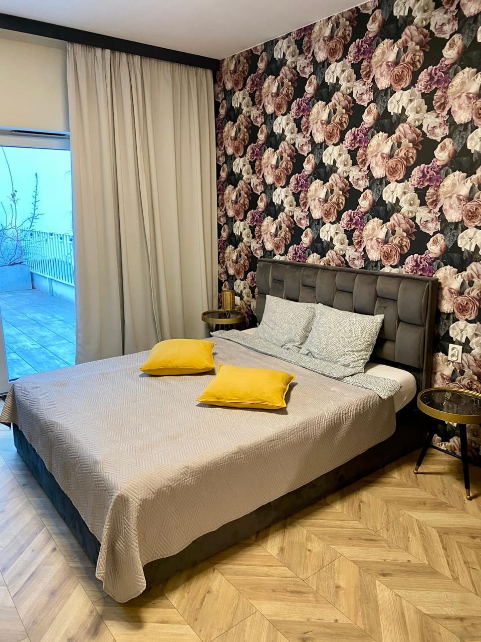 Bed, Living room, Photo of the whole room, Seating area, Bedroom