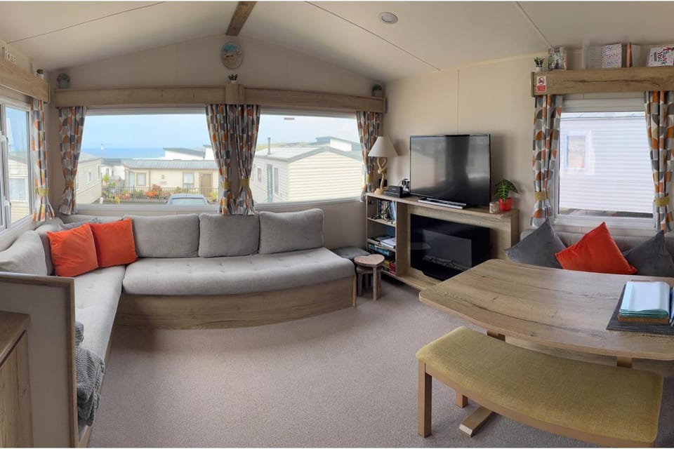 Communal lounge/ TV room, TV and multimedia, Living room, Seating area, Dining area, Evening entertainment