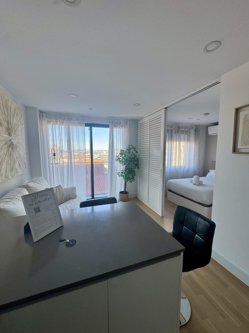 Bed, TV and multimedia, Living room, Photo of the whole room, Seating area, Bedroom