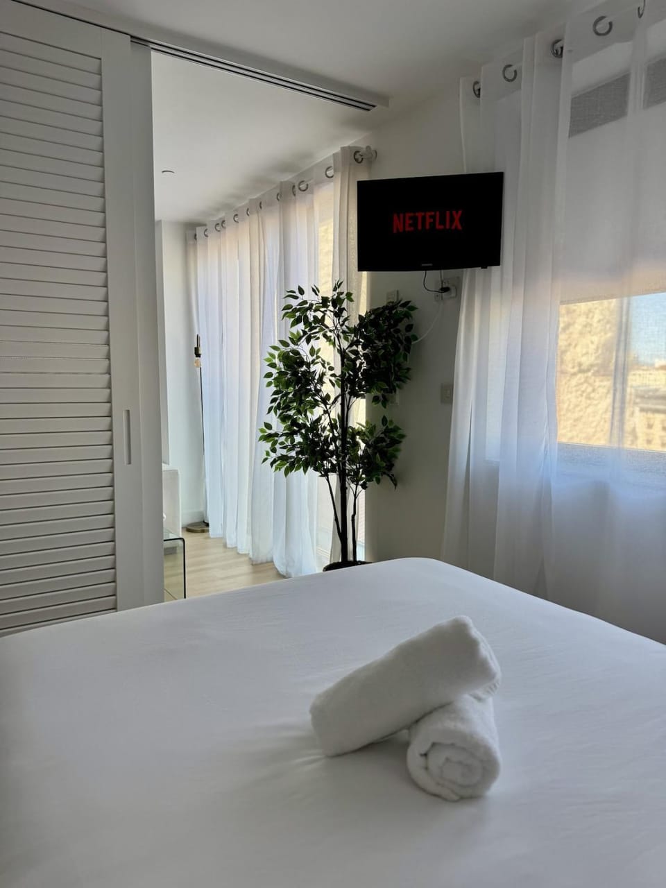 Bed, TV and multimedia, Bedroom, towels