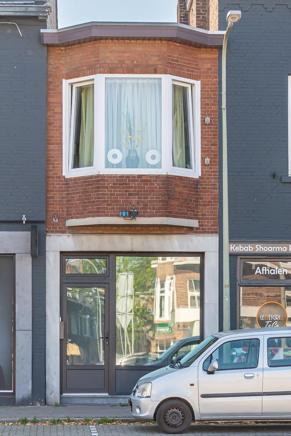 Property building, Restaurant/places to eat, Facade/entrance, Street view, Parking