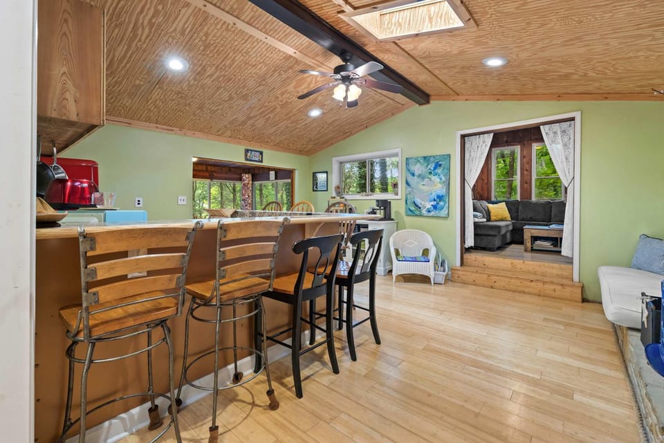 Cozy waterfront cabin with fire pit Cabin in Mount Juliet