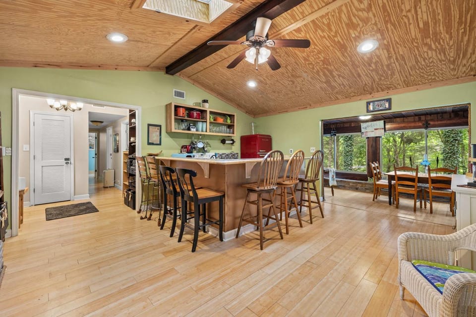 Cozy waterfront cabin with fire pit Cabin in Mount Juliet