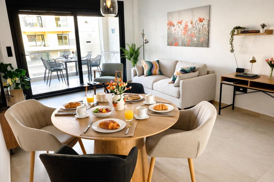 Living room, Food and drinks, Seating area, Dining area, Breakfast, Drinks