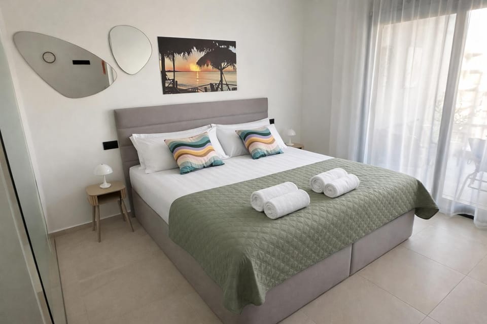 Bed, Photo of the whole room, Bedroom, towels