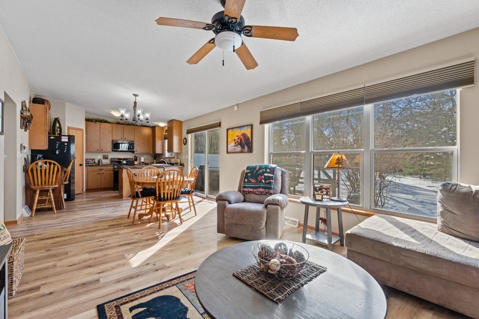 Decorative detail, Seating area, Dining area, Evening entertainment, Pets, Entertainment, Family, furniture, heating, pet friendly, air conditioner