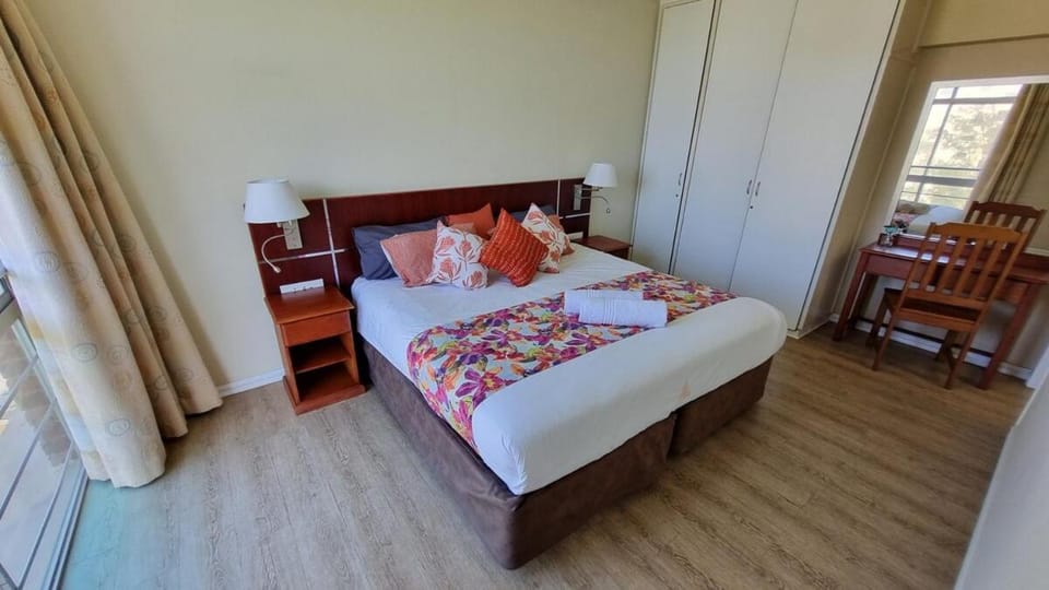 KING BED 6 Sleeper Wi-Fi Parking Apartment in Durban