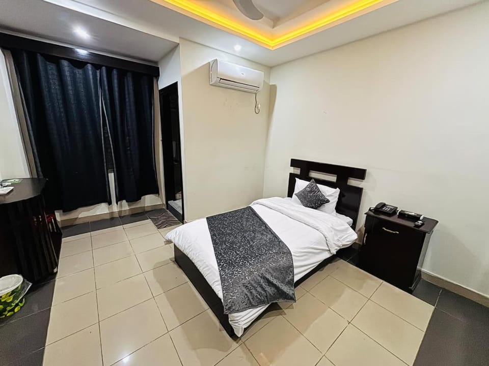 Bed, Photo of the whole room, Bedroom, towels, air conditioner