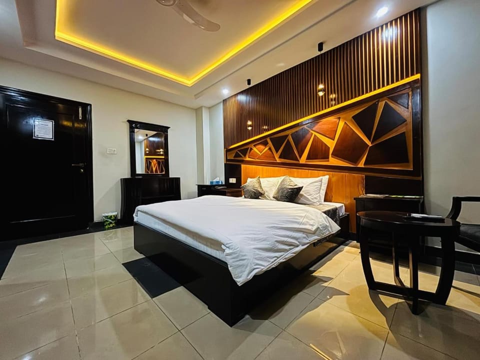 Bed, TV and multimedia, Living room, Photo of the whole room, Seating area, Bedroom