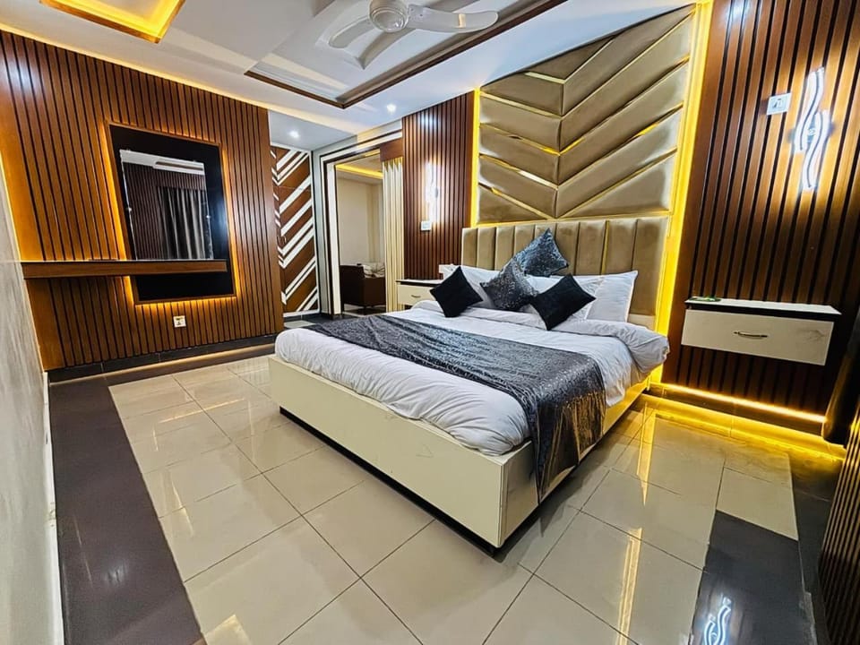 Bed, TV and multimedia, Living room, Photo of the whole room, Seating area, Bedroom