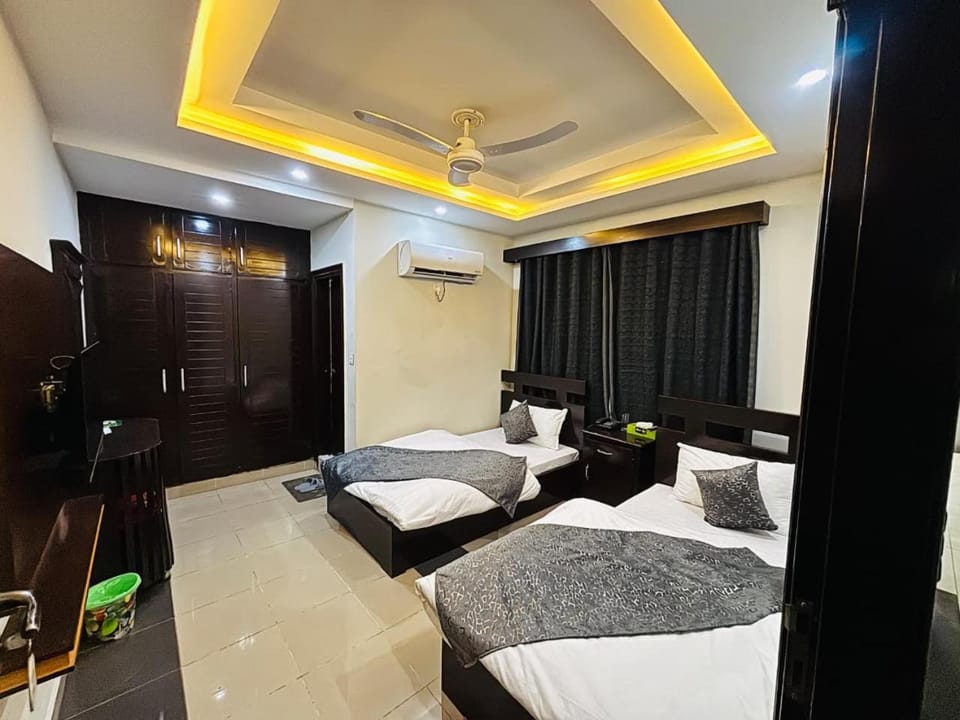 Bed, TV and multimedia, Photo of the whole room, Bedroom, towels, air conditioner