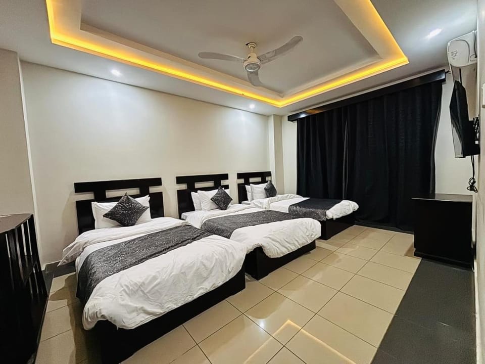 Bed, TV and multimedia, Photo of the whole room, Bedroom, towels, air conditioner