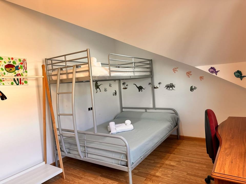 Photo of the whole room, Bedroom, bunk bed