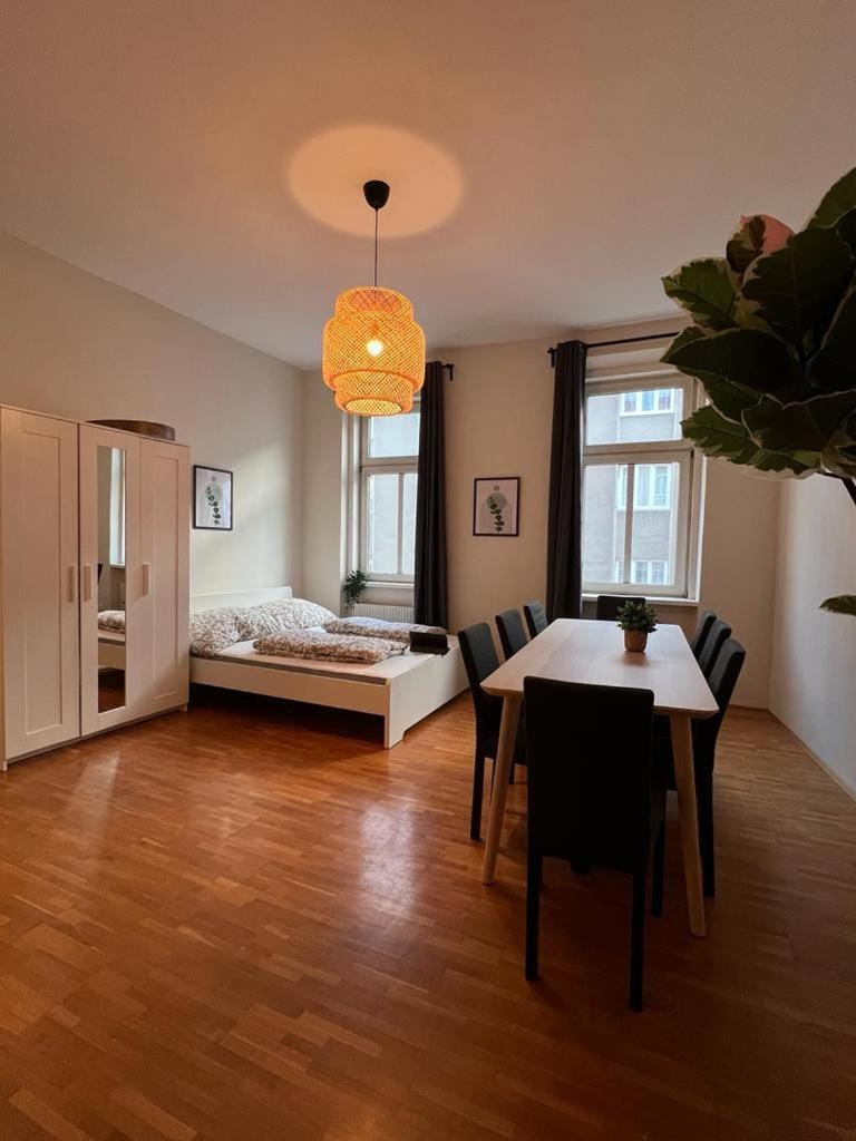 90 m2 Spacious Apartment with Free Parking Apartment in Vienna
