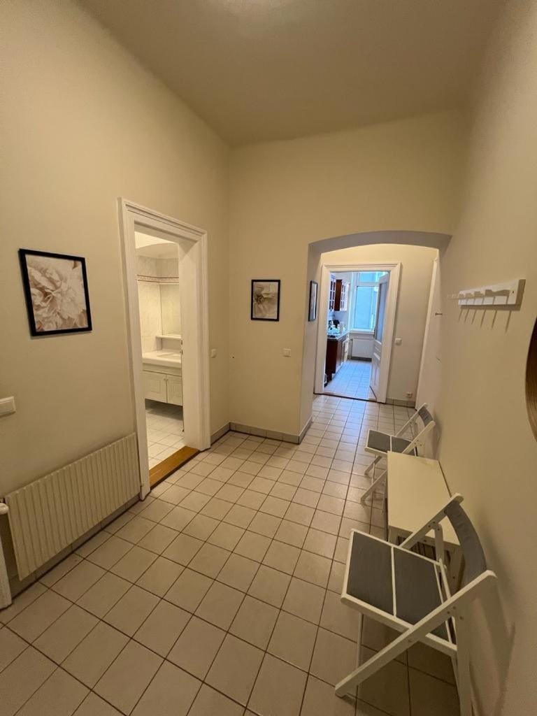 90 m2 Spacious Apartment with Free Parking Apartment in Vienna