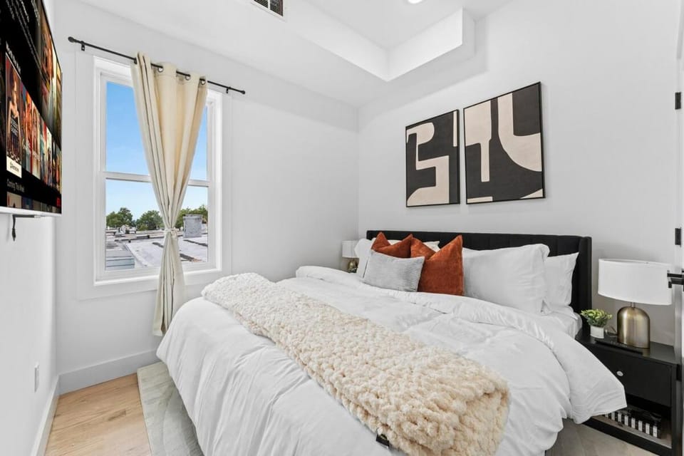 Bold & Beautiful, Mins to NYC, Sleeps 10 Apartment in Secaucus