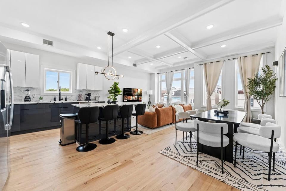 Bold & Beautiful, Mins to NYC, Sleeps 10 Apartment in Secaucus