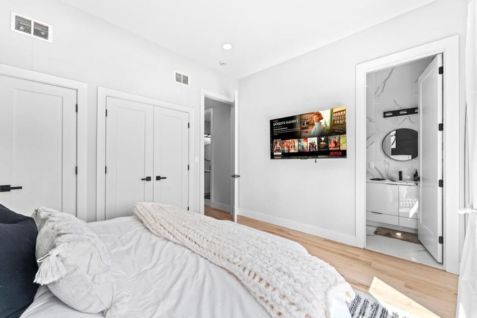 Bold & Beautiful, Mins to NYC, Sleeps 10 Apartment in Secaucus