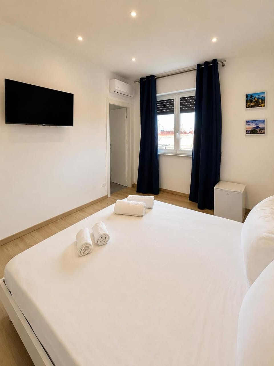 Bed, TV and multimedia, Photo of the whole room, Bedroom, towels