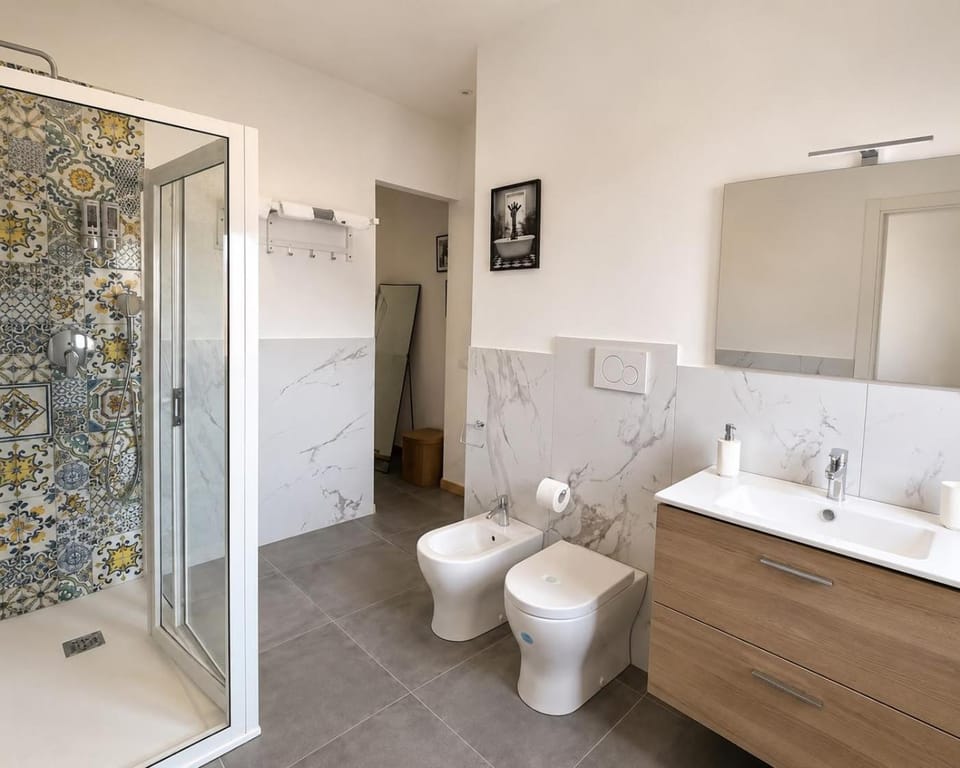 Shower, Toilet, Bathroom, bidet, towels