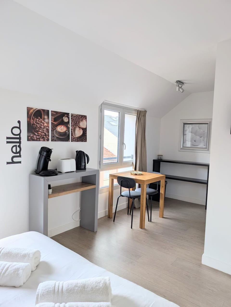 Bed, Kitchen or kitchenette, Dining area, kitchen
