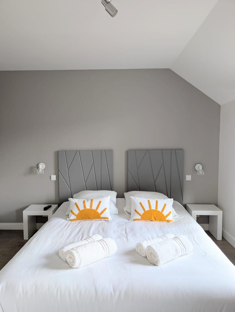 Bed, Photo of the whole room, Bedroom, towels