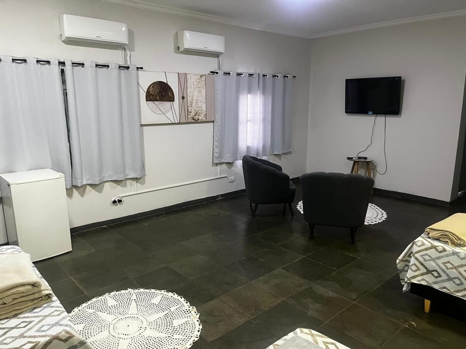 Bed, TV and multimedia, Photo of the whole room, Seating area, Bedroom, air conditioner