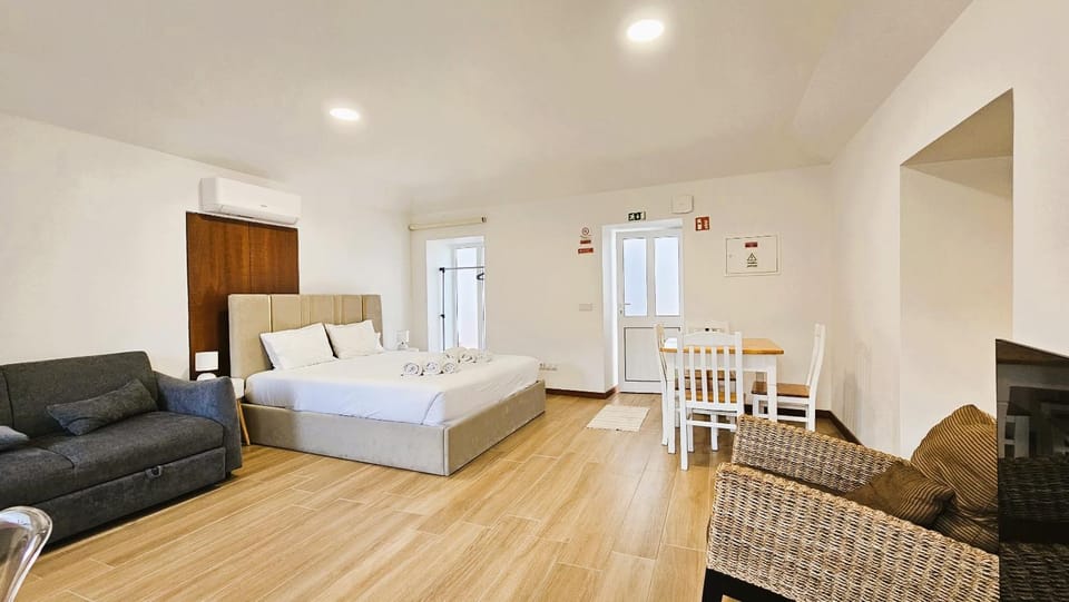 Bed, Living room, Photo of the whole room, Dining area, Bedroom