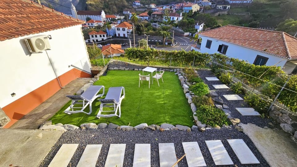 Property building, Off site, Garden, Balcony/Terrace, sunbed