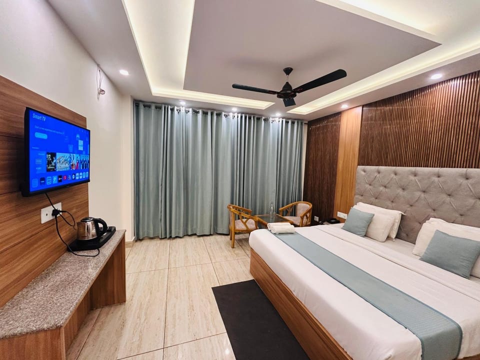 Communal lounge/ TV room, Bed, TV and multimedia, Living room, Photo of the whole room, Seating area, Evening entertainment, Bedroom, fireplace