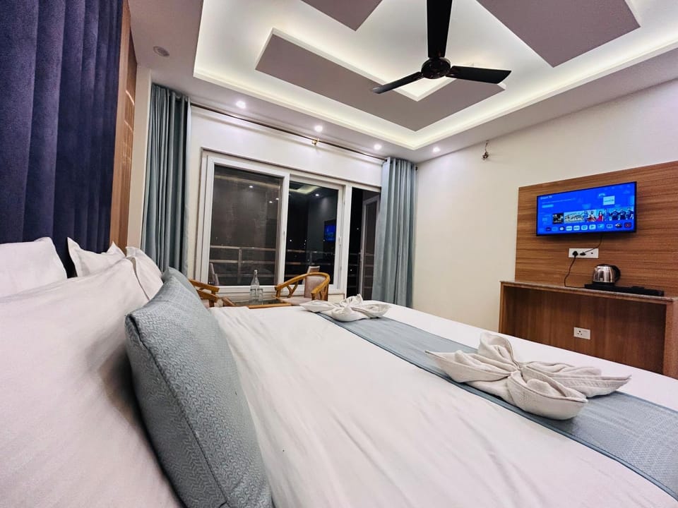 Bed, TV and multimedia, Photo of the whole room, Bedroom