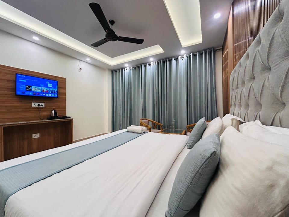 Bed, TV and multimedia, Photo of the whole room, Bedroom, fireplace