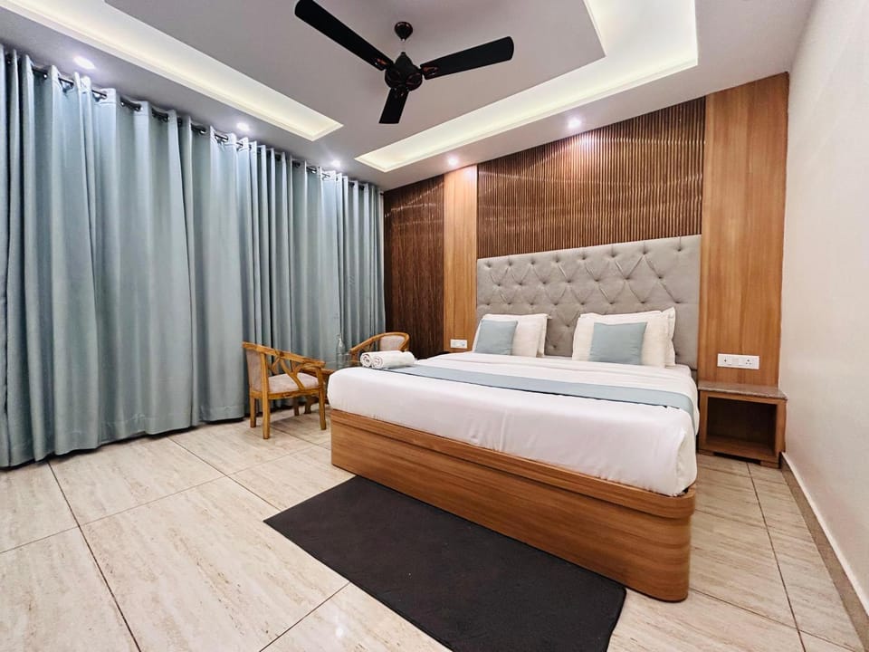 Bed, Living room, Photo of the whole room, Seating area, Bedroom, fireplace