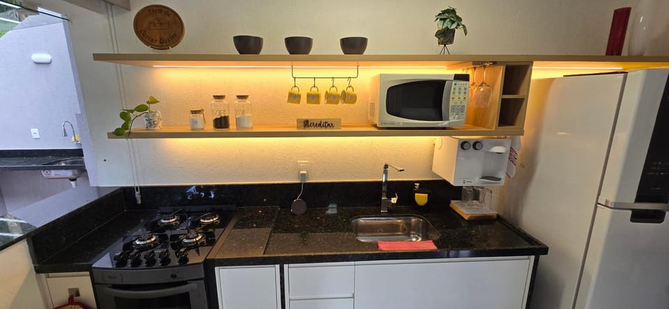 Coffee/tea facilities, Kitchen or kitchenette, oven, stove