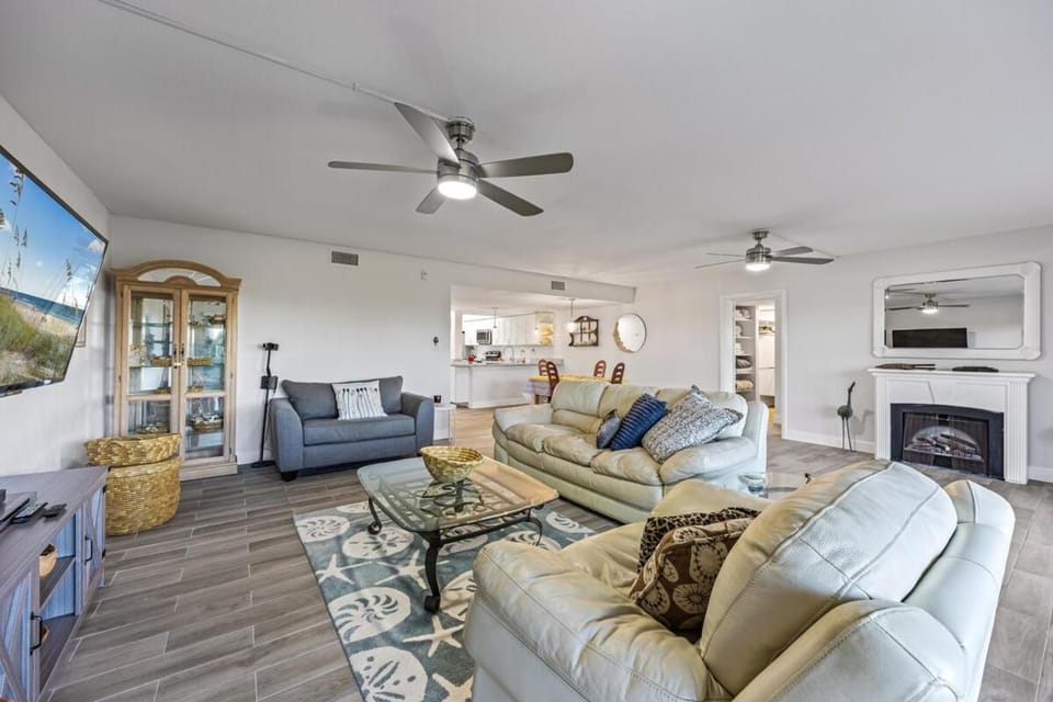 Newly Remodeled 2- Bedroom Ocean Front Condo Apartment in Cocoa Beach