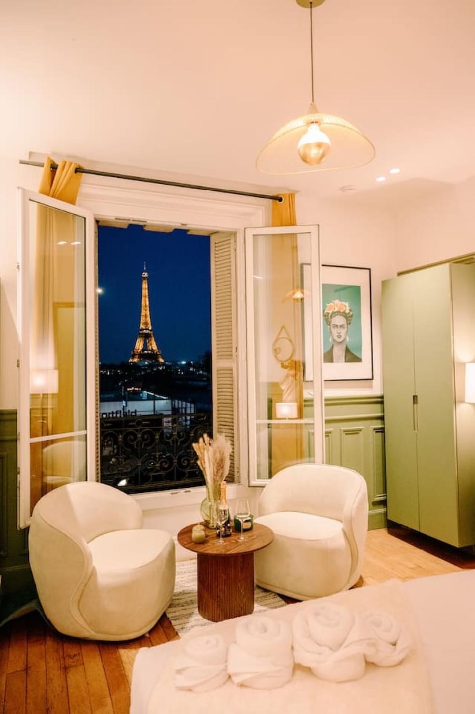 2P Studio - Eiffel Tower View - Romantic Suite-A-C Apartment in Paris