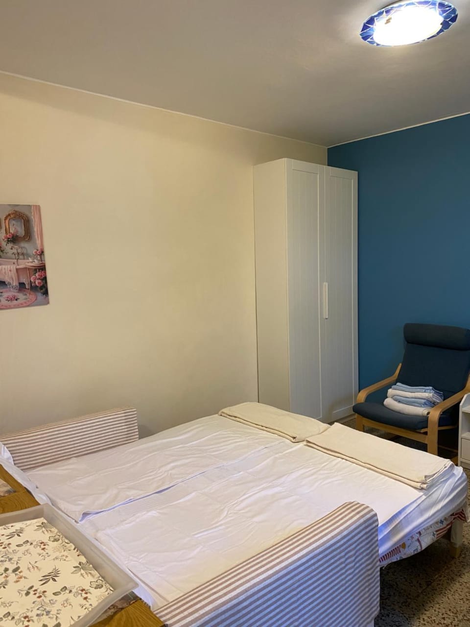 Bed, Photo of the whole room, wardrobe