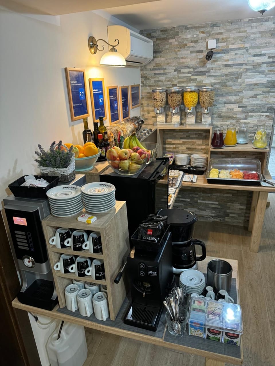 Coffee/tea facilities, Internal: Not applicable to any particular room
