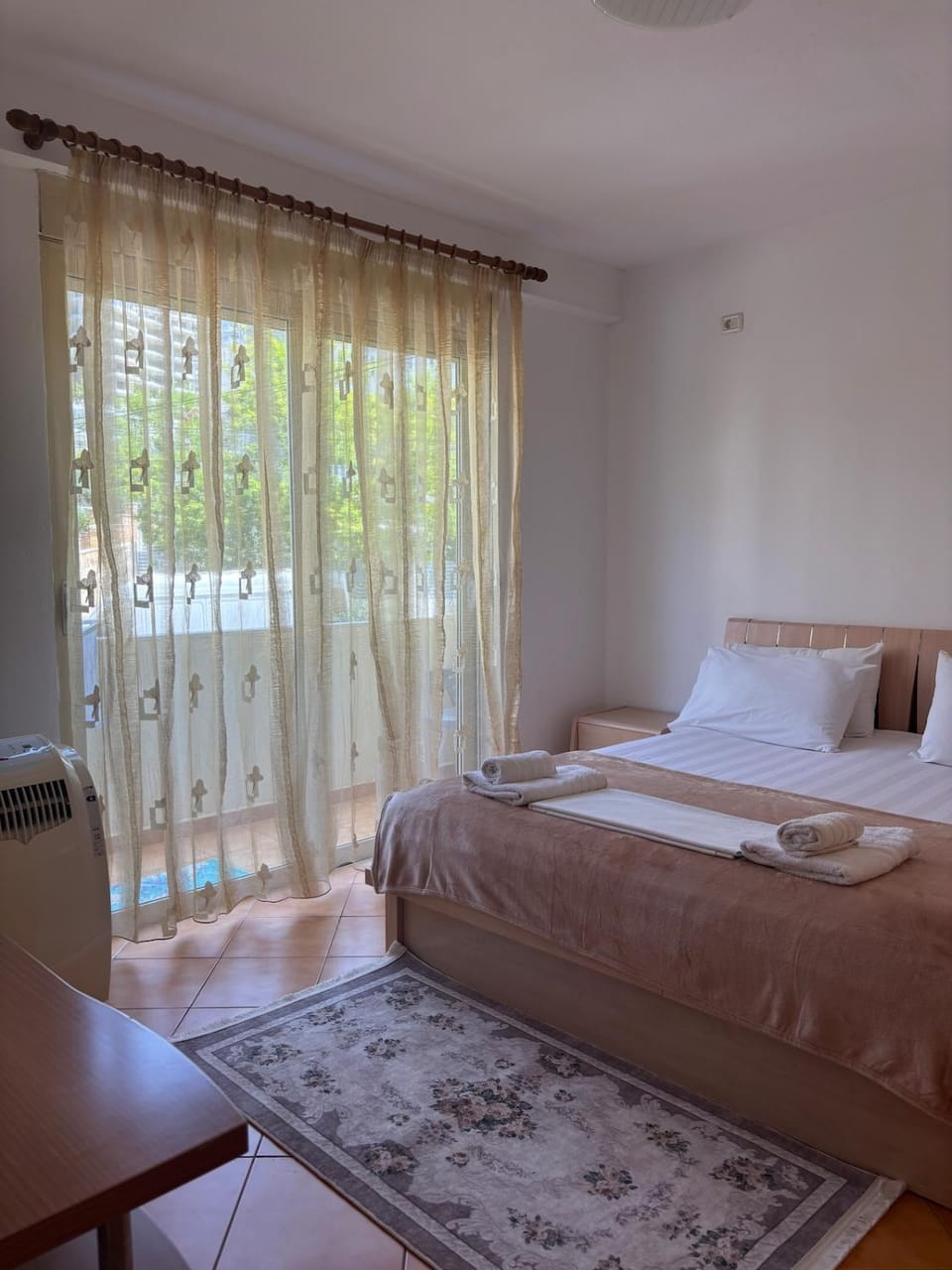 Bed, Bedroom, towels