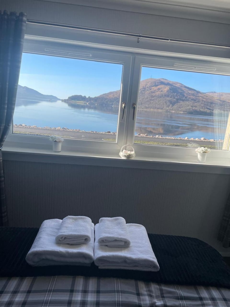 Photo of the whole room, Bedroom, Mountain view