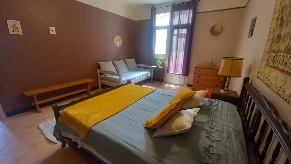 Photo of the whole room, Bedroom