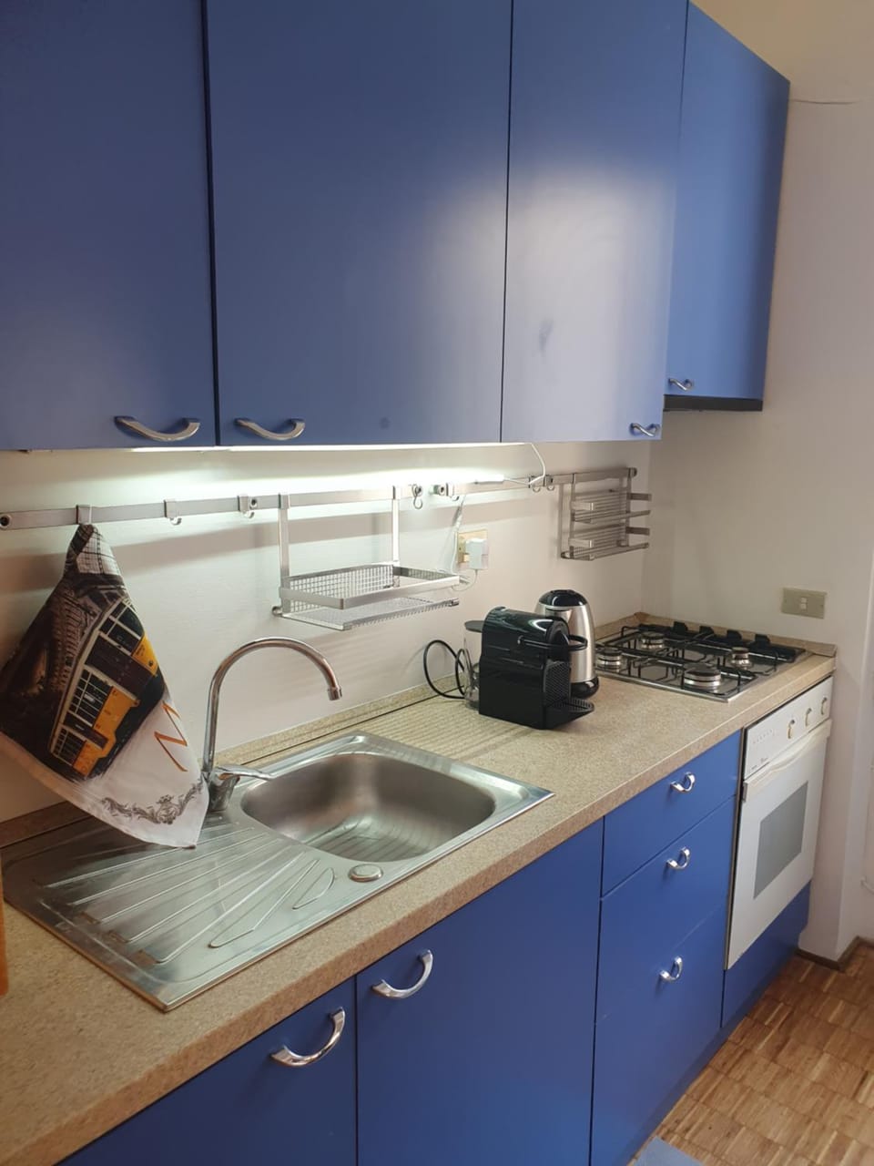 Coffee/tea facilities, Kitchen or kitchenette, Dining area, stove