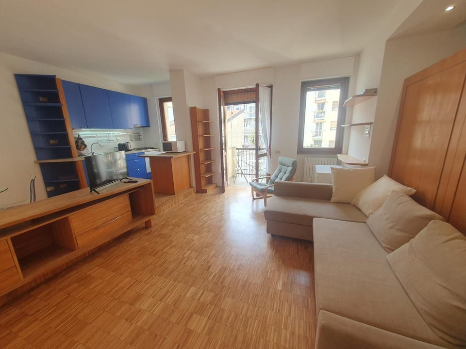 TV and multimedia, Kitchen or kitchenette, Living room, Seating area, Dining area, oven, stove