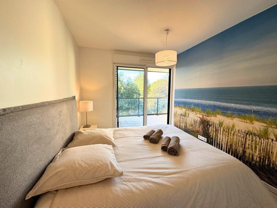 Bed, Bedroom, towels