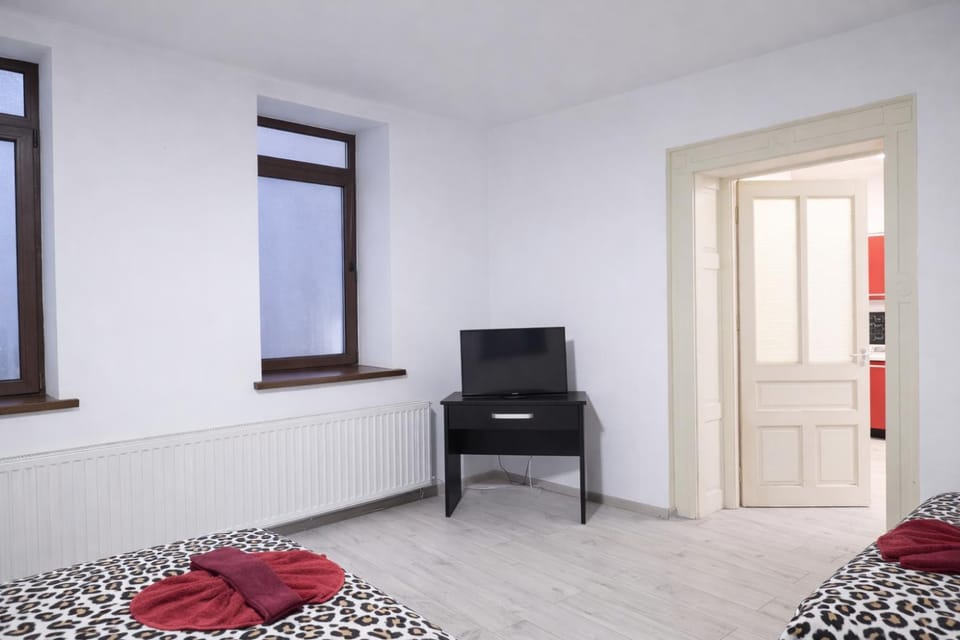 Communal lounge/ TV room, Bed, TV and multimedia, Photo of the whole room, Evening entertainment, Bedroom