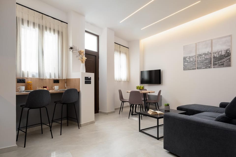 TV and multimedia, Living room, Seating area, Dining area